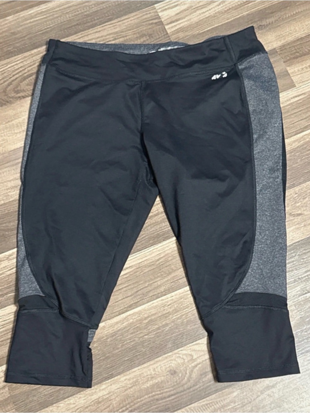 Avia Women’s cropped athletic legging size XL